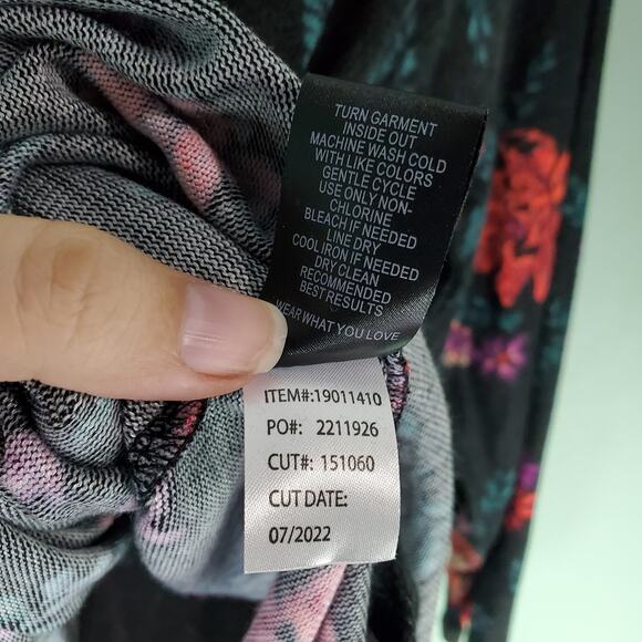 Torrid Womens Black Super Soft Plush Floral Printed V-Neck Shark Bite Top Size 2 - Picture 6 of 6